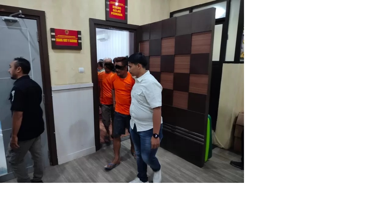 BURONAN: Tersangka Rinaldi (32) ketika digiring keluar dari sel. (Foto: MAULANA/RADAR BANJARMASIN)