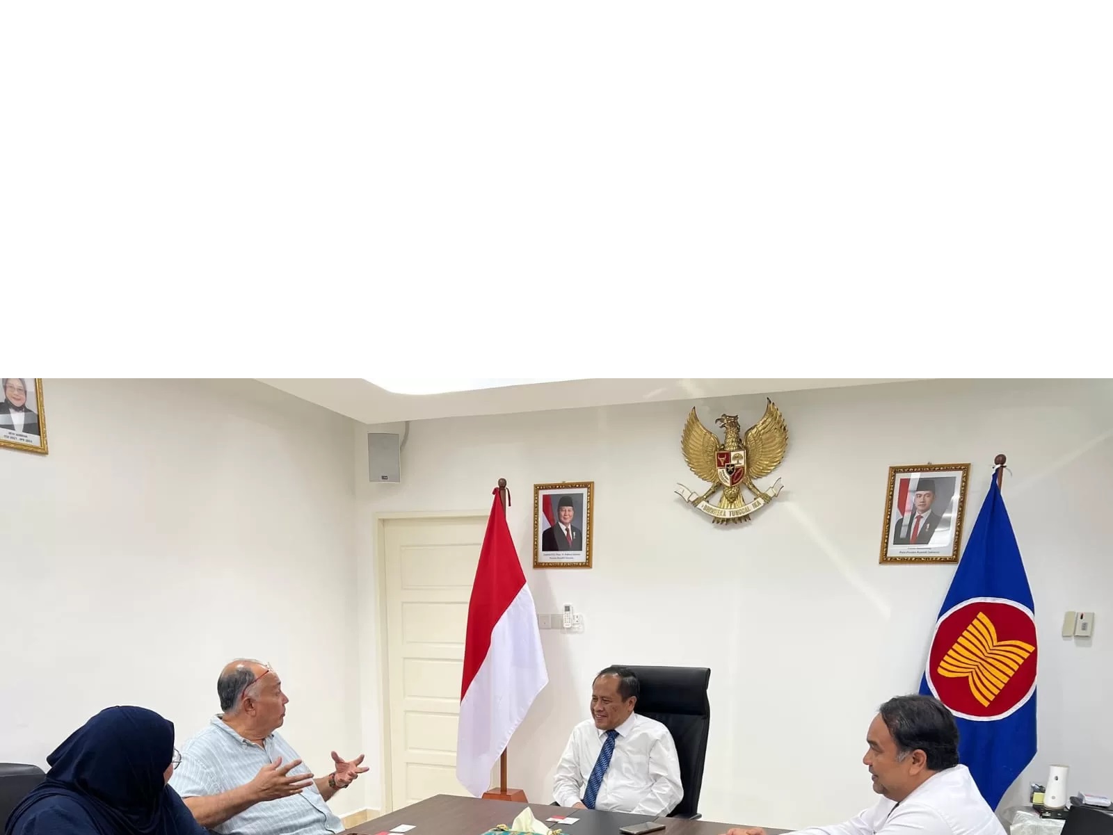 Pertemuan konsulat dengan pihak maskapai.