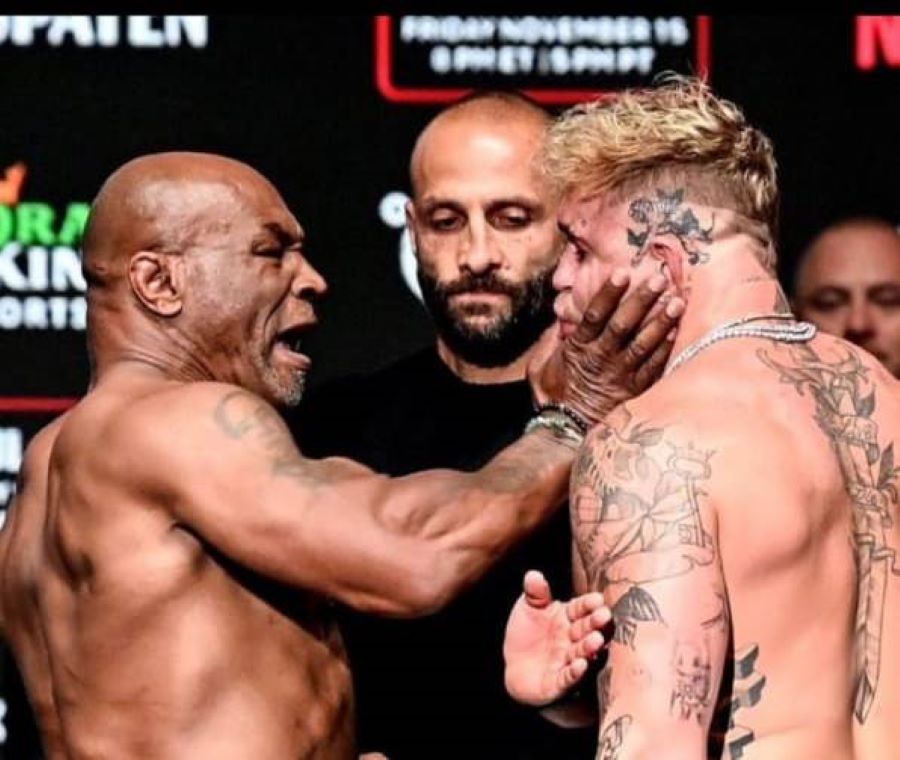 Momen Tyson menampar Jake Paul.