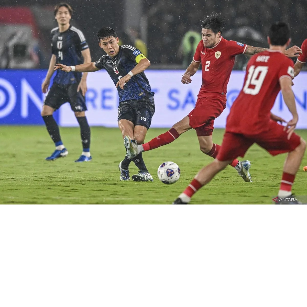 Pesepak bola Timnas Indonesia Kevin Diks (kedua kanan) berebut bola dengan pesepak bola Timnas Jepang Wataru Endo (kedua kiri) pada pertandingan Grup C putaran ketiga Kualifikasi Piala Dunia 2026.