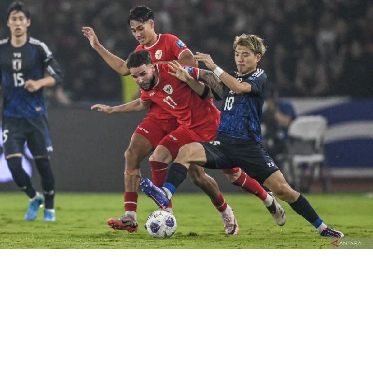 Pesepak bola Timnas Indonesia Calvin Verdonk (kedua kanan) bersama rekan setimnya Rafael William Struick (kedua kiri) berebut bola dengan pesepak bola Timnas Jepang Ritsu Doan (kanan).