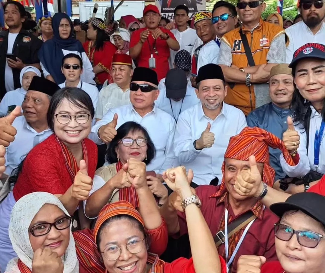 Isran Noor dan Hadi Mulyadi bersama para pendukung.