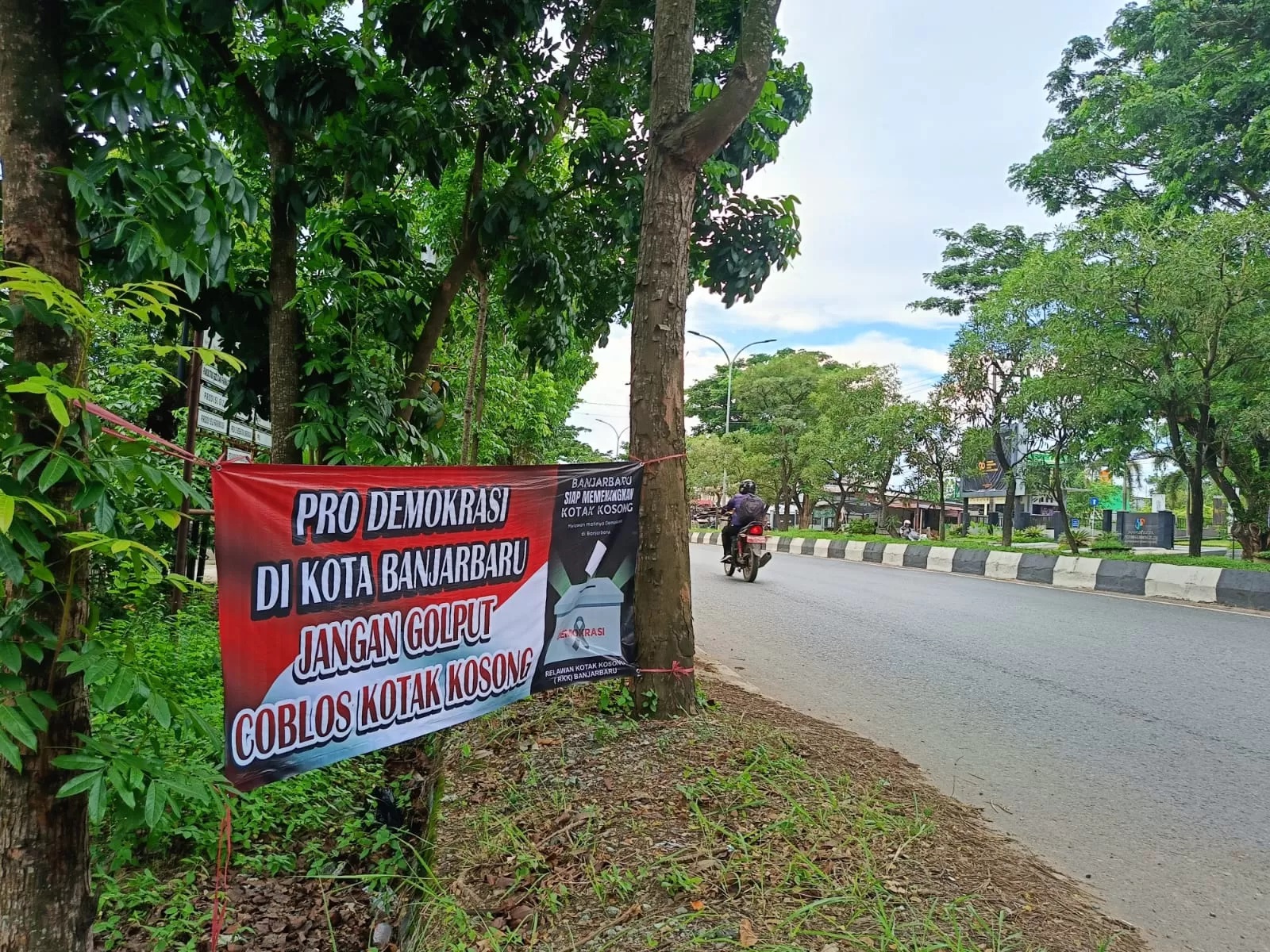 KAMPANYE: Spanduk berisi ajakan coblos kotak kosong yang terpajang di Jalan Trikora, tak jauh dari Kantor KPU Banjarbaru, Jumat (15/11). (SHEILLA FARAZELA/RADAR BANJARMASIN)