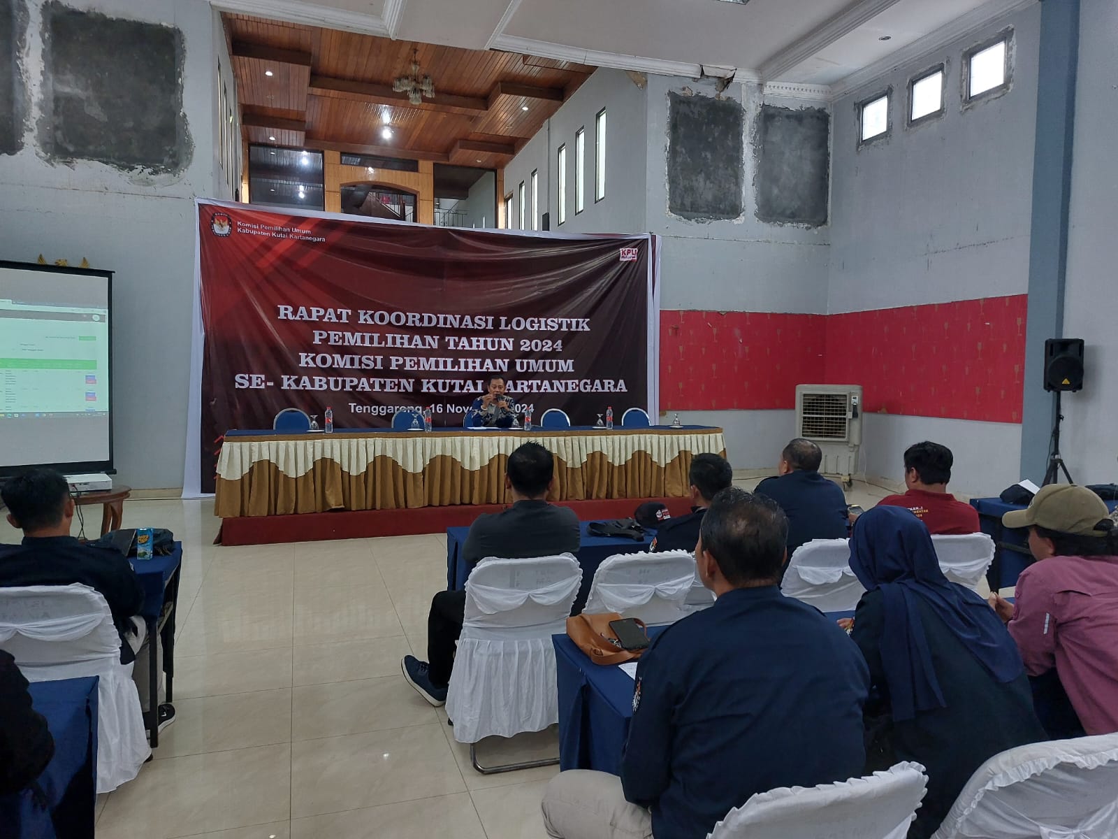 Rapat koordinasi logistik KPU Kukar bersama PPK dan divisi hukum (Elmo/Prokal.co)