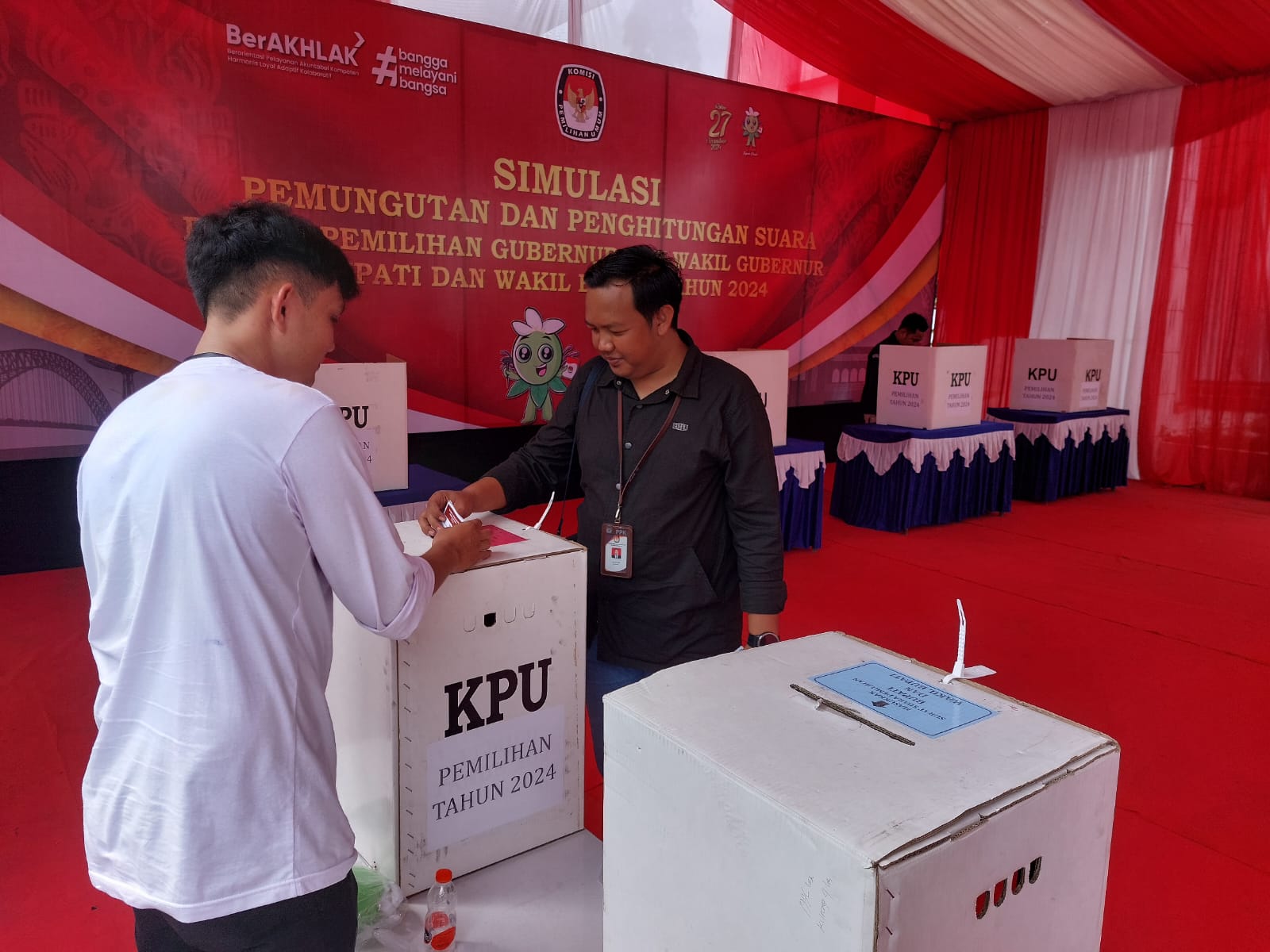 Simulasi pemungutan dan penghitungan suara Pilkada di halaman kantor KPU Kukar (Elmo/Prokal.co)