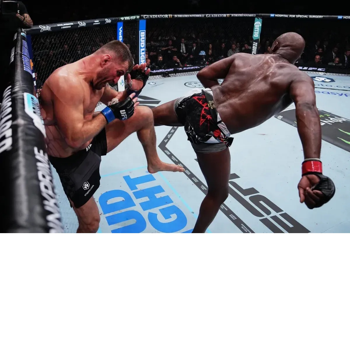 Jon Jones (kanan) menyerang lawannya Stipe Miocic pada UFC 309 di Madison Square Garden, New York, Minggu (17/11/2024).