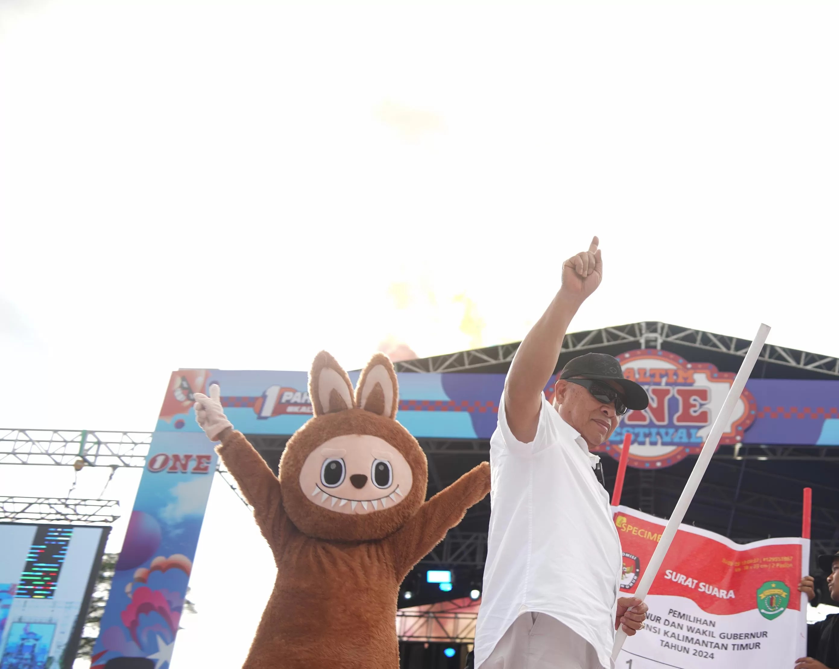 Isran Noor dan Labubu.