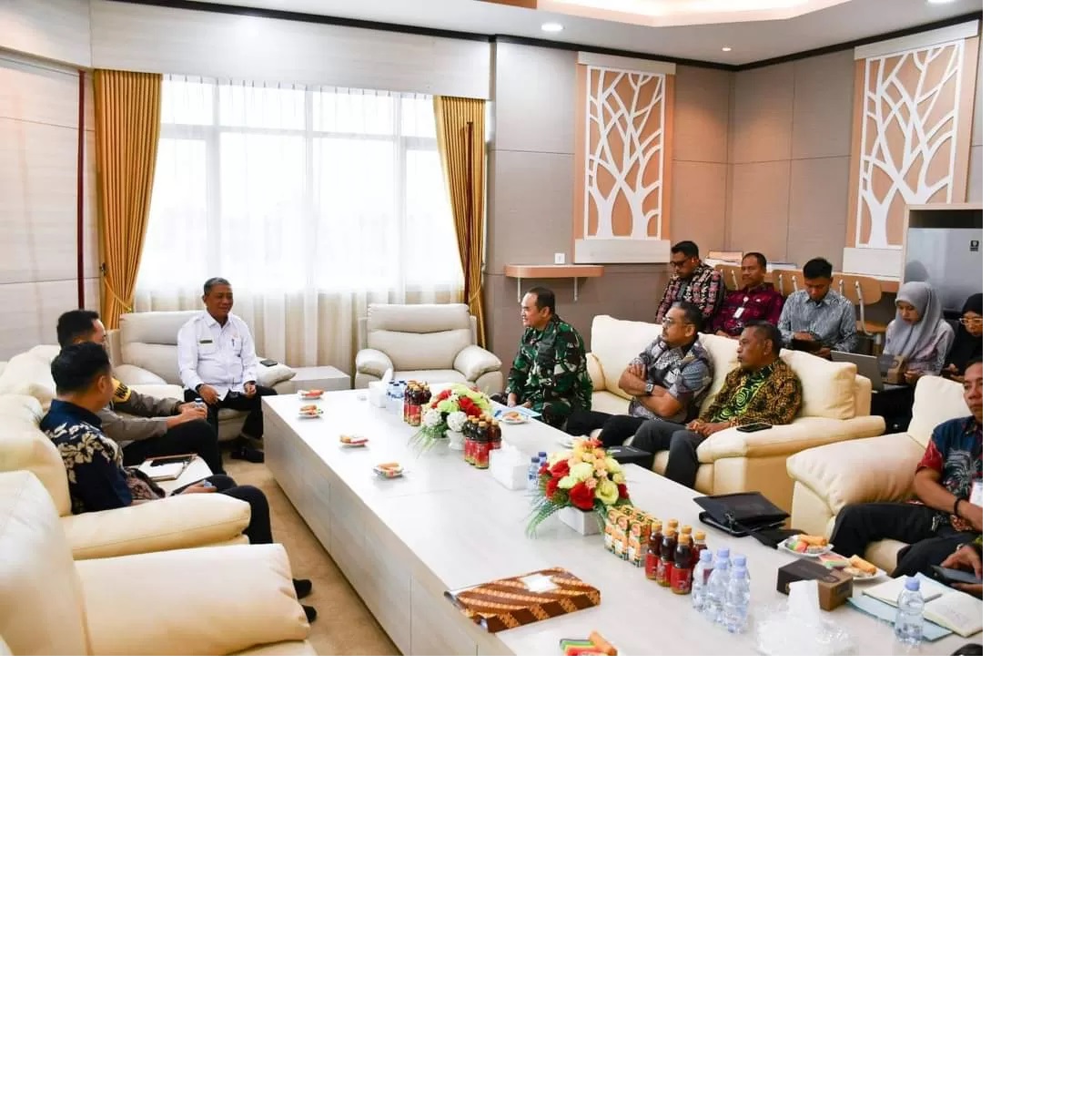 TEGASKAN KEWENANGAN: Pjs Bupati Paser M. Syirajudin saat menggelar rapat dengan Forkopimda dan instansi terkait membahas kewenangan daerah, Jumat (15/11). (HUMAS PASER)