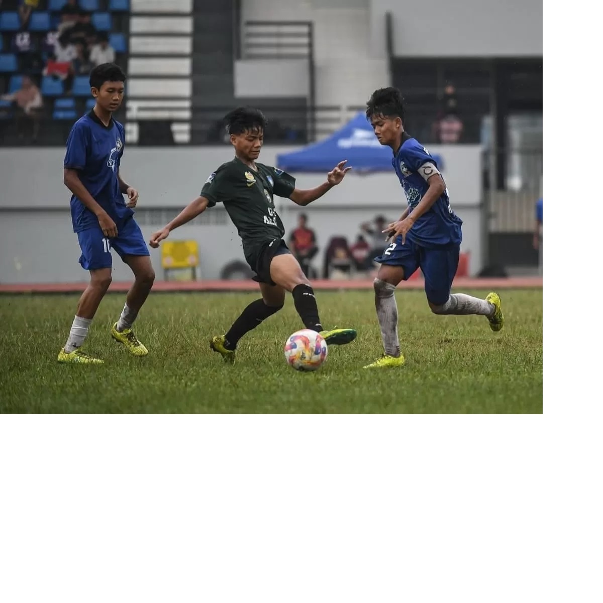 DIDISKUALIFIKASI: Meski sempat memenangkan semifinal leg pertama, Paser United (Biru) gagal melaju ke final karena didiskualifikasi setelah kasus pemukulan oknum official terhadap wasit , Sabtu (16/11