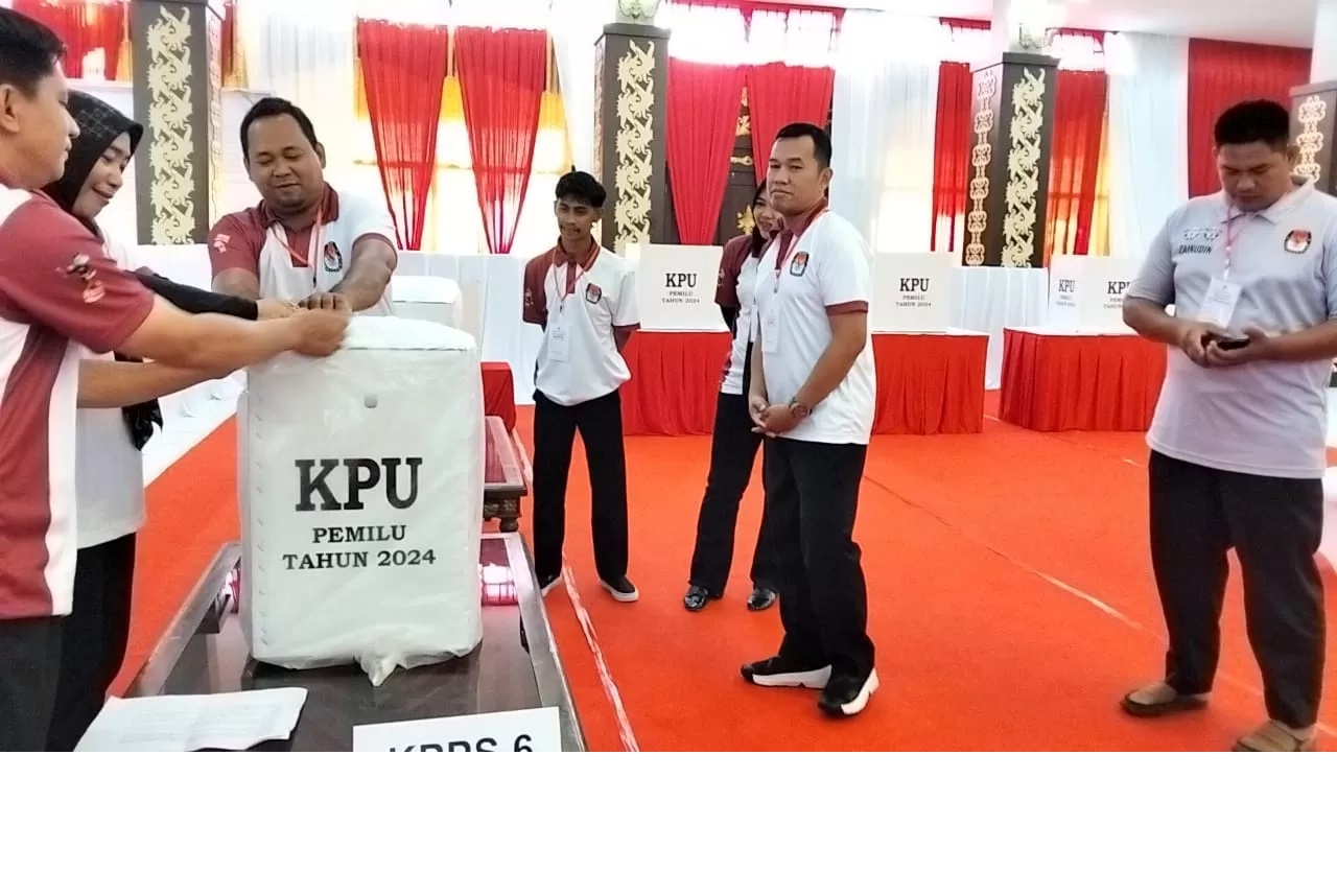 SIMULASI: KPPS menyiapkan kotak suara pada kegiatan simulasi pemungutan dan perhitungan suara pilkada KTT, Sabtu (16/11).