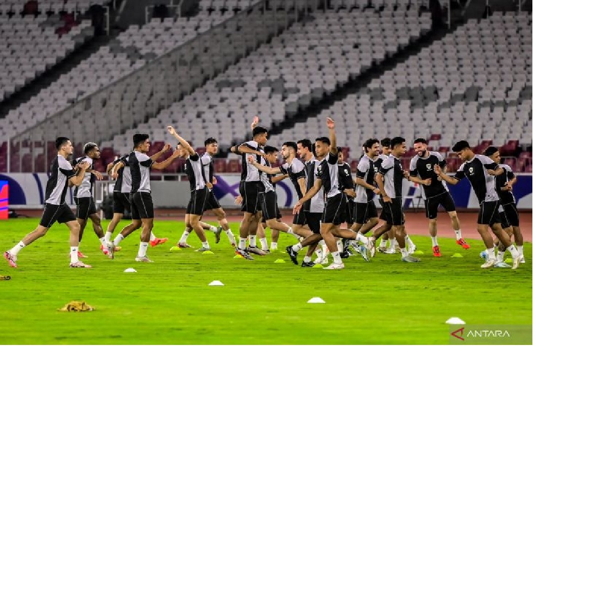 Pesepak bola Timnas Indonesia menjalani sesi latihan resmi di Stadion Utama Gelora Bung Karno, Senayan, Jakarta, Senin (18/11/2024). ANTARA FOTO/Rivan Awal Lingga/foc.