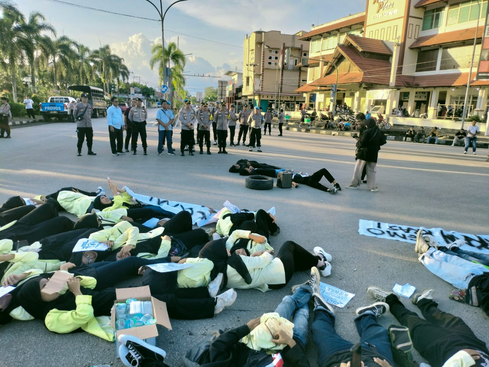 TUNTUTAN: Gabungan mahasiswa menggelar demonstrasi di depan Kandilo Plaza, Kabupaten Paser, Selasa, 19 November 2024.    Mahasiswa Paser Gelar Demonstrasi, Tuntut Penuntasan Kasus Pe