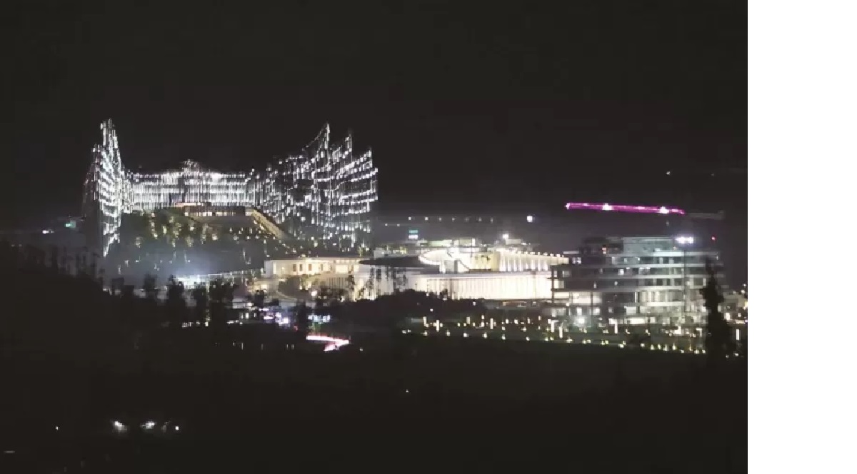 PROGRES PEMBANGUNAN: Istana Negara dan Istana Garuda di IKN, Jumat (11/10). Target penyelesaian pembangunan Ibu Kota Nusantara (IKN) secara bertahap hingga tahun 2045, sesuai