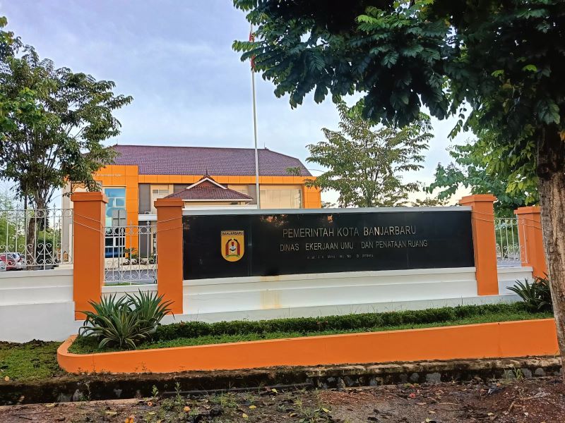 DIPERBINCANGKAN: Kantor Dinas PUPR Banjarbaru, belakangan ramai diperbincangkan dugaan kasus asusila yang melibatkan dua pegawainya. (Foto: Sheilla Farazela/Radar Banjarmasin)