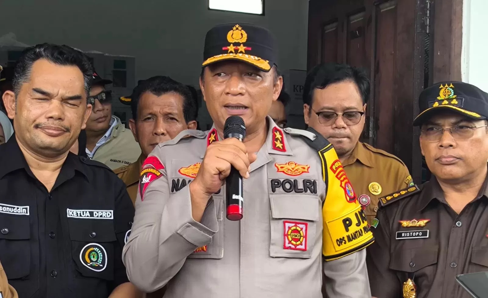 PENEGASAN: Kapolda Kaltim Irjen Pol Nanang Avianto (tengah) memberi penegasan terhadap larangan pengangkutan batu bara menggunakan jalan umum. (KP)