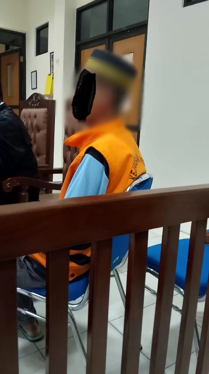 BIKIN AIB: Pria berinisial HRS yang jadi terdakwa kasus pencabulan, harus menjalani proses persidangan di Pengadilan Negeri Balikpapan, Rabu (20/11) . (MOESO/BALPOS)