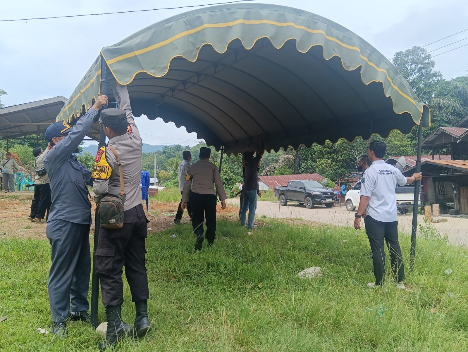POS JAGA: Aparat gabungan membangun pos penjagaan di Dusun Muara Kate, Desa Muara Langon, Kecamatan Muara Komam, Kabupaten Paser, sejak Kamis (21/11/2024.