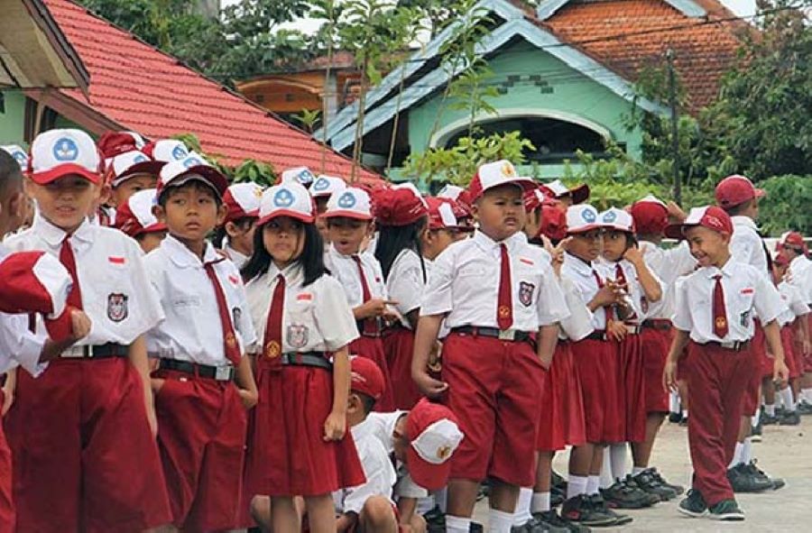 SASARAN PROGRAM: Siswa-siswi sekolah dasar di Kabupaten Kotawaringin Timur yang menjadi sasaran pelaksanaan program makan siang gratis yang diwajibkan pemerintah pusat. (RADO/RADAR SAMPIT)