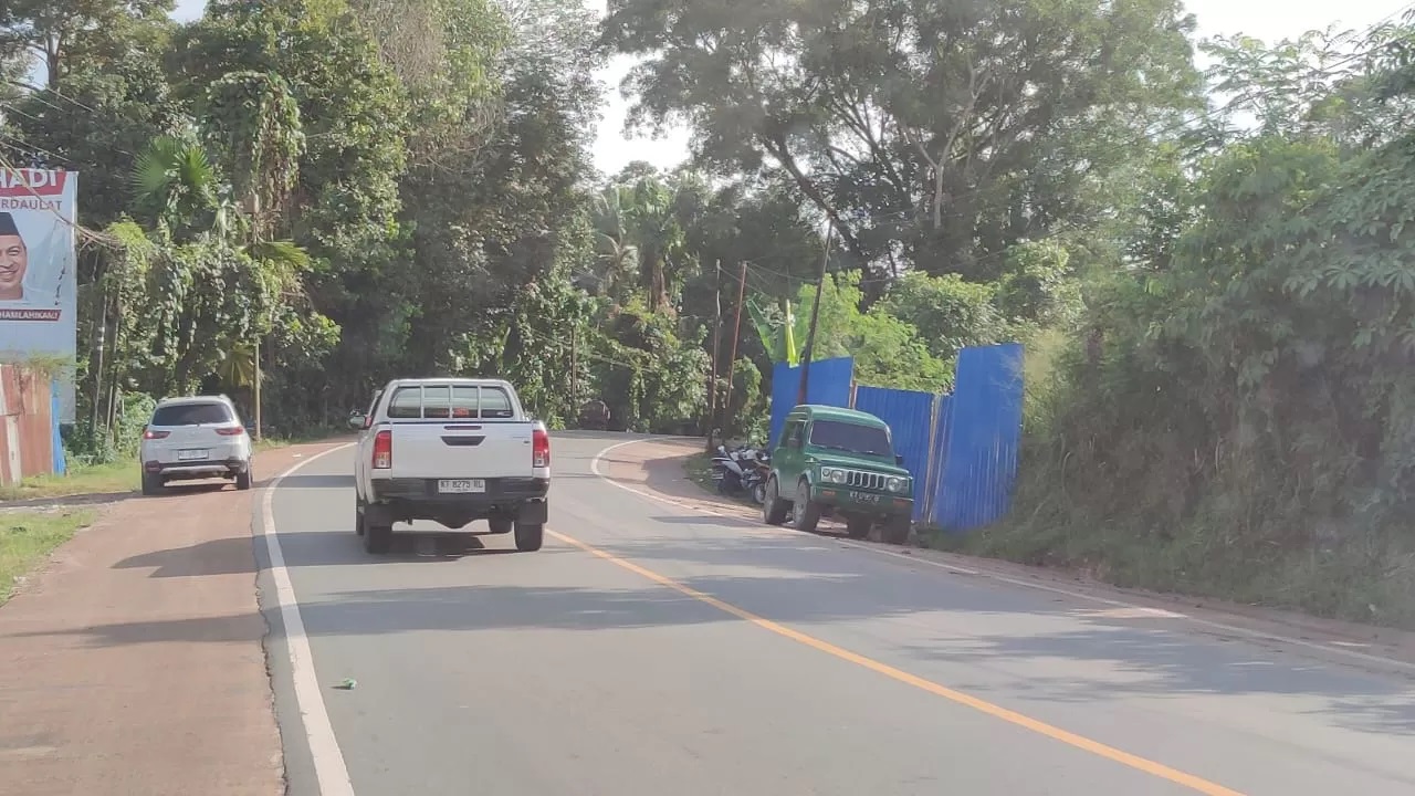 JALUR HAULING. Jalur poros Samarinda-Bontang di Kelurahan Tanah Merah, Kecamatan, Samarinda Utara, kerap digunakan sebagai jalur hauling. Padahal jalur ini merupakan jalan umum milik negara.