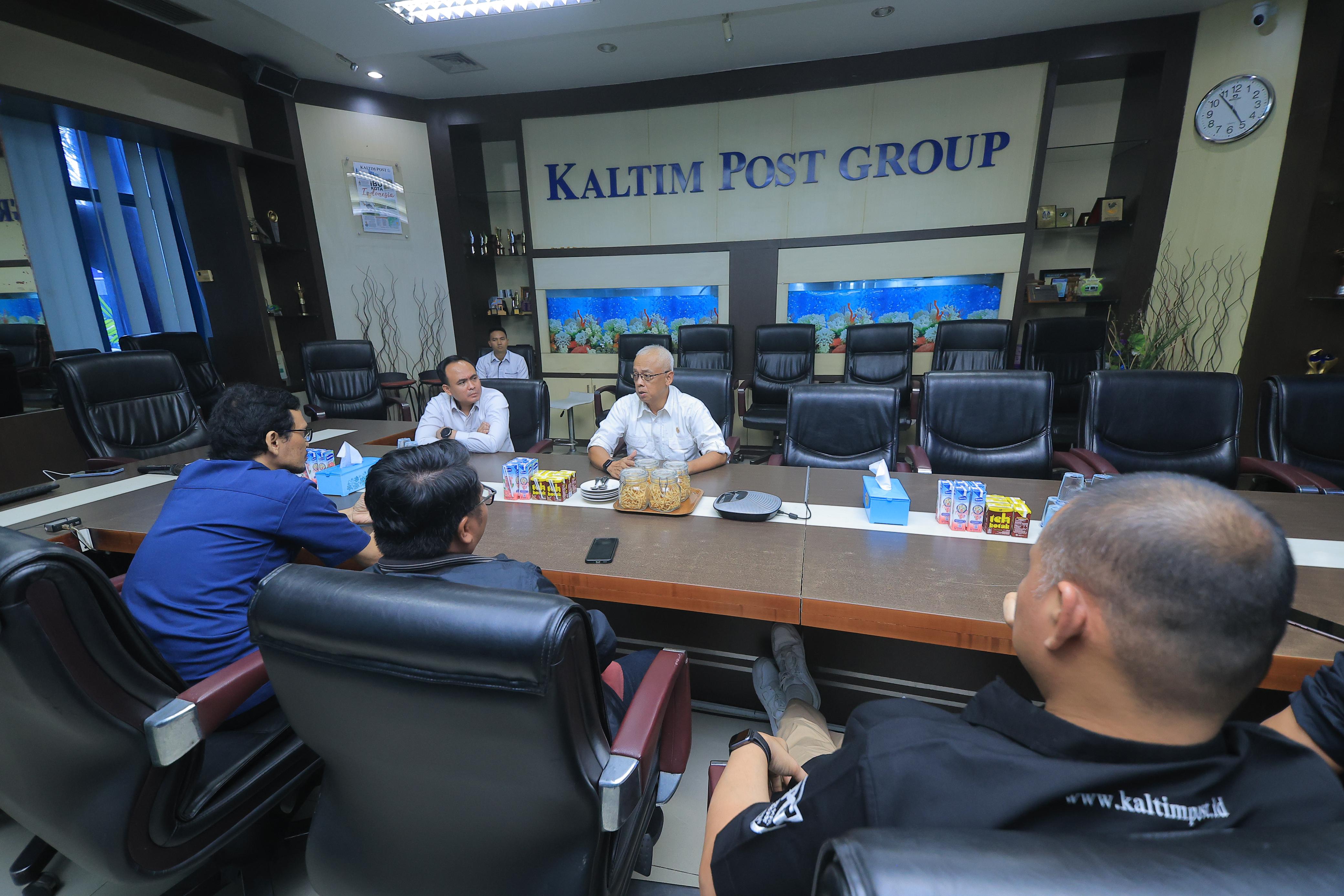 SERAP ASPIRASI: Arief Wicaksono Sudiutomo  (dua kiri, menghadap kamera) di Gedung Biru Kaltim Post, Kamis. 21 November 2024.