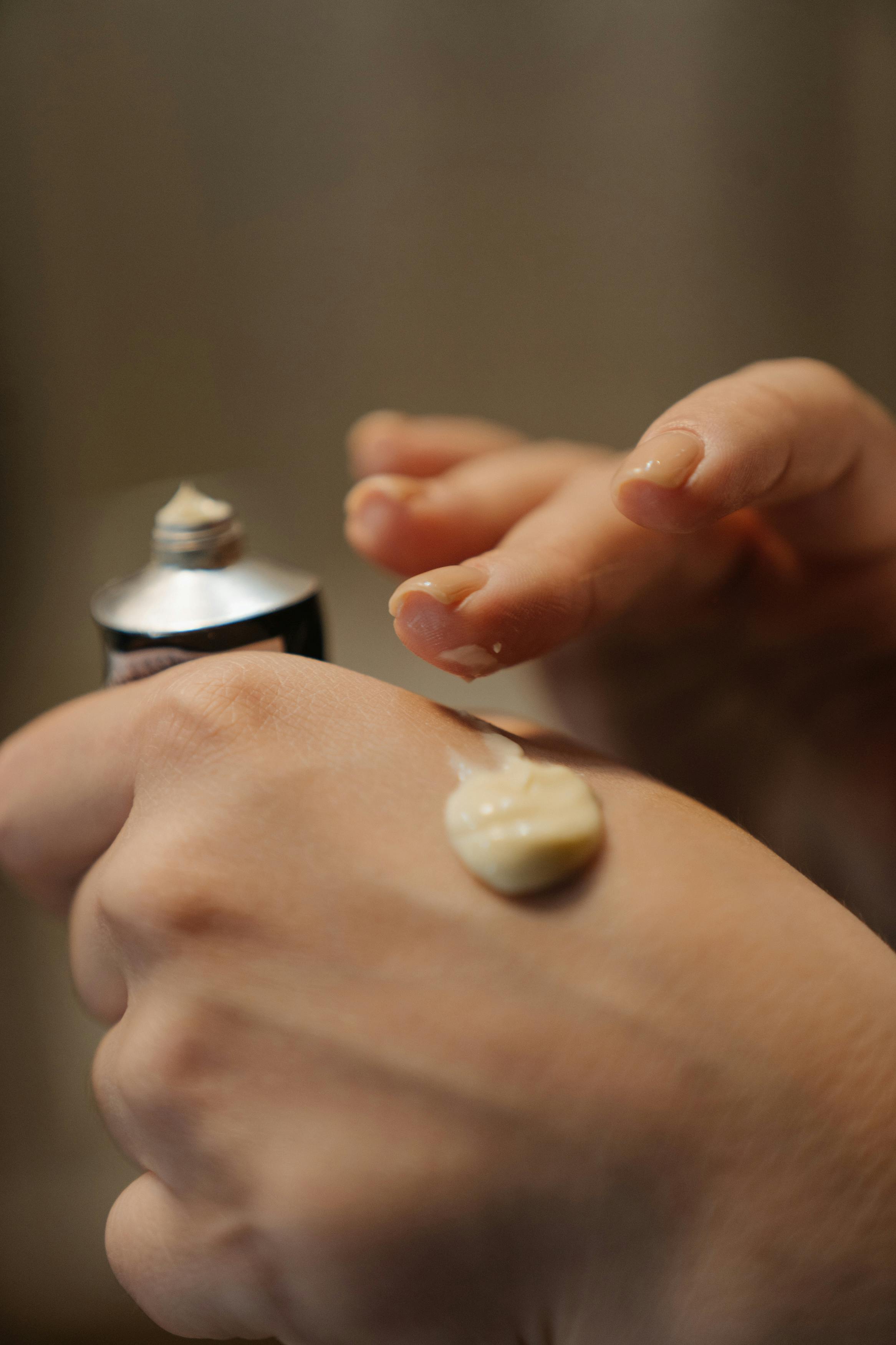 Kosmetik tanpa izin berbahaya bagi kulit. Simak cara aman menghentikan dampaknya dan lindungi diri Anda mulai sekarang.