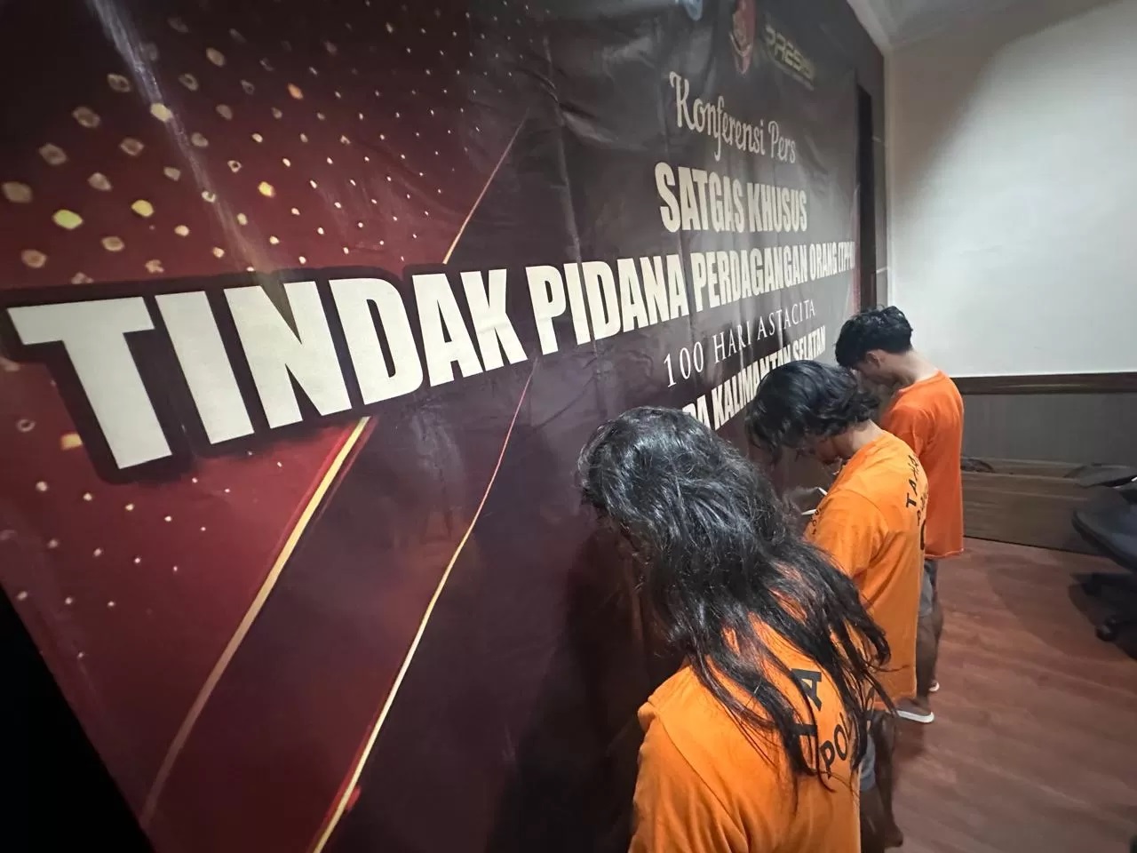 MENGHADAP TEMBOK: Tiga pelaku Tindak Pidana Perdagangan Orang (TPPO) dihadirkan Direktorat Reserse Kriminal Umum Polda Kalsel, Jumat (22/11/2024). (Foto: Muhammad Oscar Fraby/Radar Banjarmasin)
