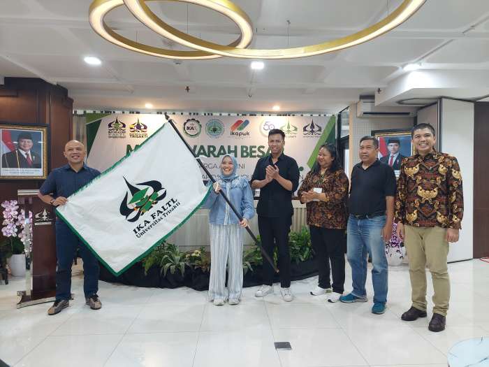 DARI KALTIM: Aji Mirni Mawarni (baju biru) terpilih sebagai Ketua IKA-FALTL Universitas Trisakti dalam mubes di Gedung Sjarief Tayeb, Kampus A Universitas Trisakti, Jakarta, Sabtu, 23 November 2024.