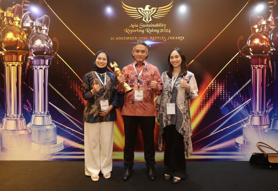 Direktur Legal & Corporate Affairs Kideco, Arif Kayanto menerima penghargaan dalam ajang ASRRAT 2024 dalam kategori Gold Rank
