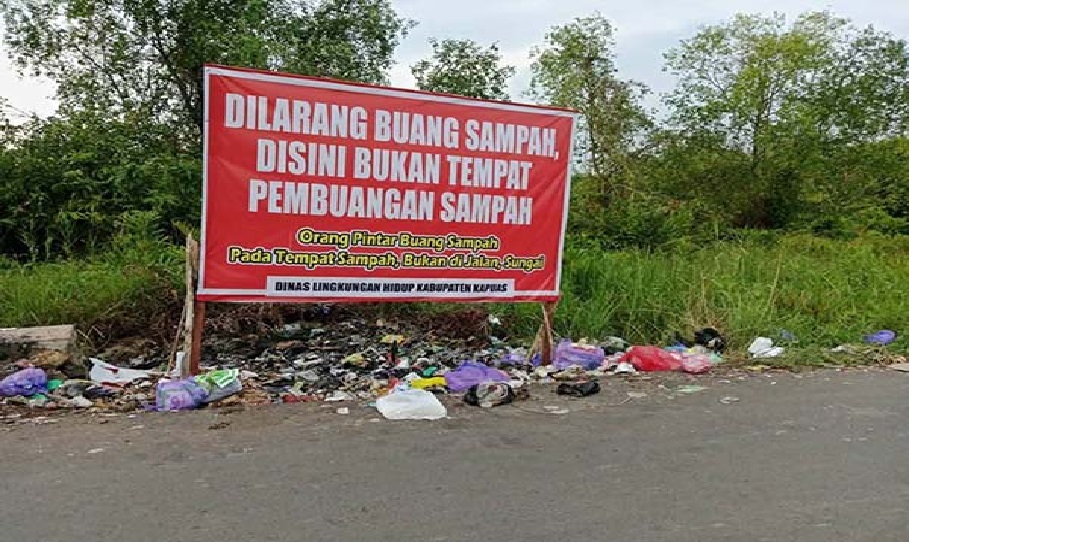 TAK MEMPAN: Sampah tetap dibuang di lokasi terlarang, meski ada peringatan yang jelas.