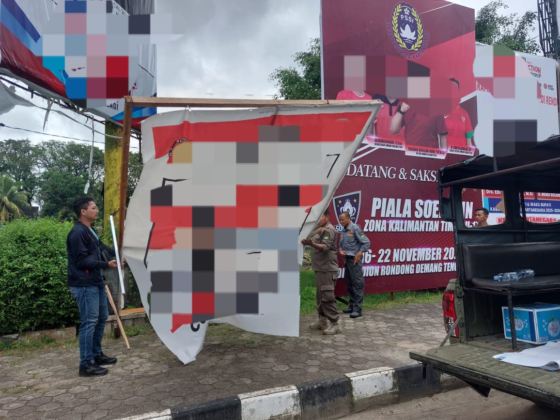 Penertiban Algaka di kecamatan Tenggarong yang dipimpin KPU Kukar (Elmo/Prokal.co)