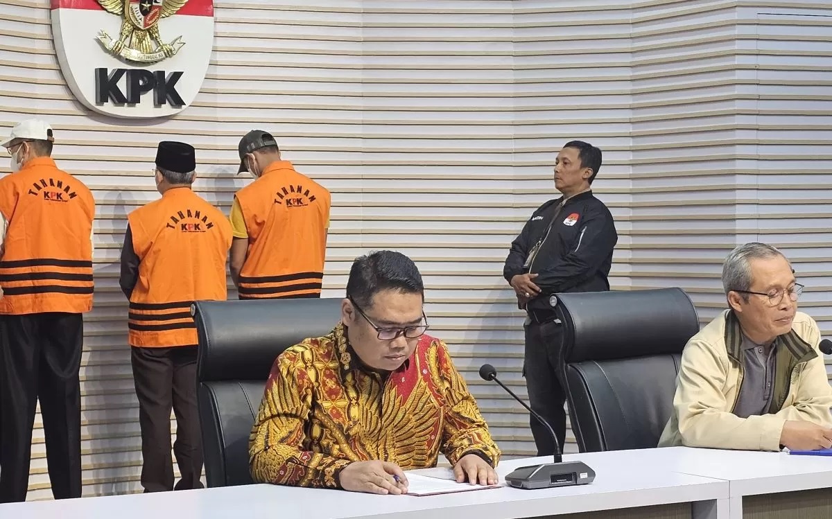 KPK tetapkan Gubernur Bengkulu Rohidin Mersyah, Sekda Provinsi Bengkulu Isnan Fajri, dan Adc Gubernur Bengkulu Evriansyah alias Anca sebagai tersangka, Minggu (24/11). (Ridwan/JawaPos.com)