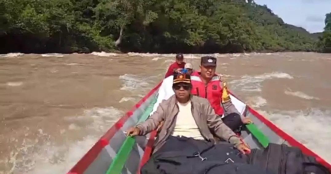 Personel Polres Mahulu, Satpol PP, dan Linmas berbekal keberanian dan semangat mengawal logistik pilkada melalui jalur Sungai Mahakam.