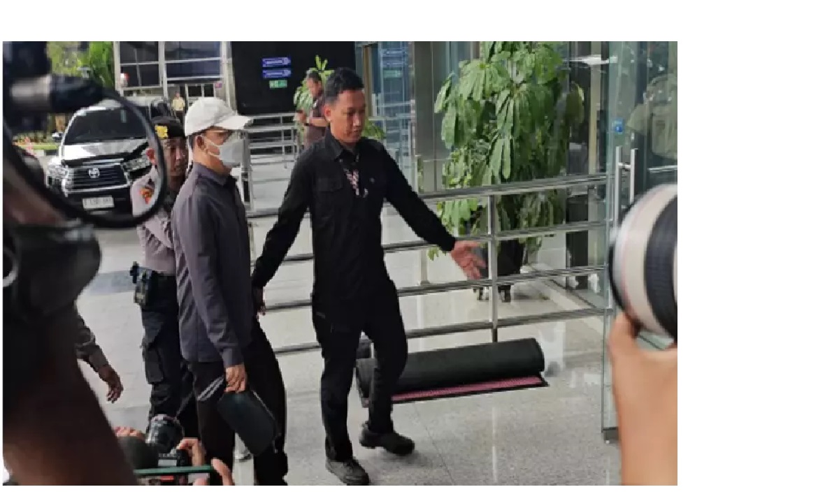 Gubernur Bengkulu Rohidin Mersyah tiba di Gedung Merah Putih KPK, Jakarta, Minggu (24/11). (Ridwan/JawaPos.com)