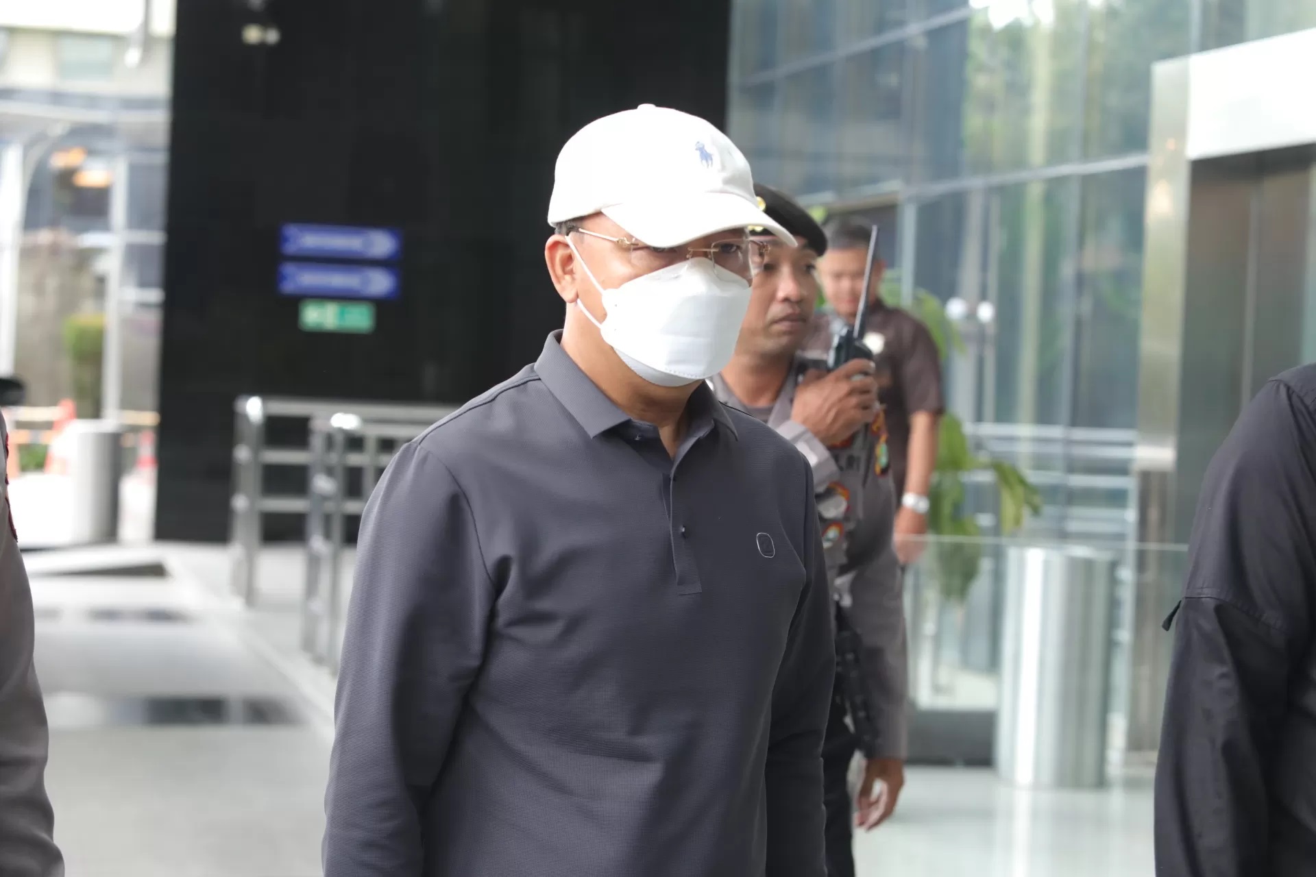 Gubernur Bengkulu Rohidin Mersyah menjalani pemeriksaan di Gedung Merah Putih, KPK, Jakarta, Minggu (24/11/2024). (Fedrik Tarigan/ Jawa Pos)