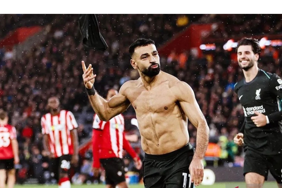 Penyerang Liverpool Mohamed Salah merayakan keberhasilannya mencetak gol pada pekan ke-12 Liga Inggris kontra Southampton di Stadion St. Mary