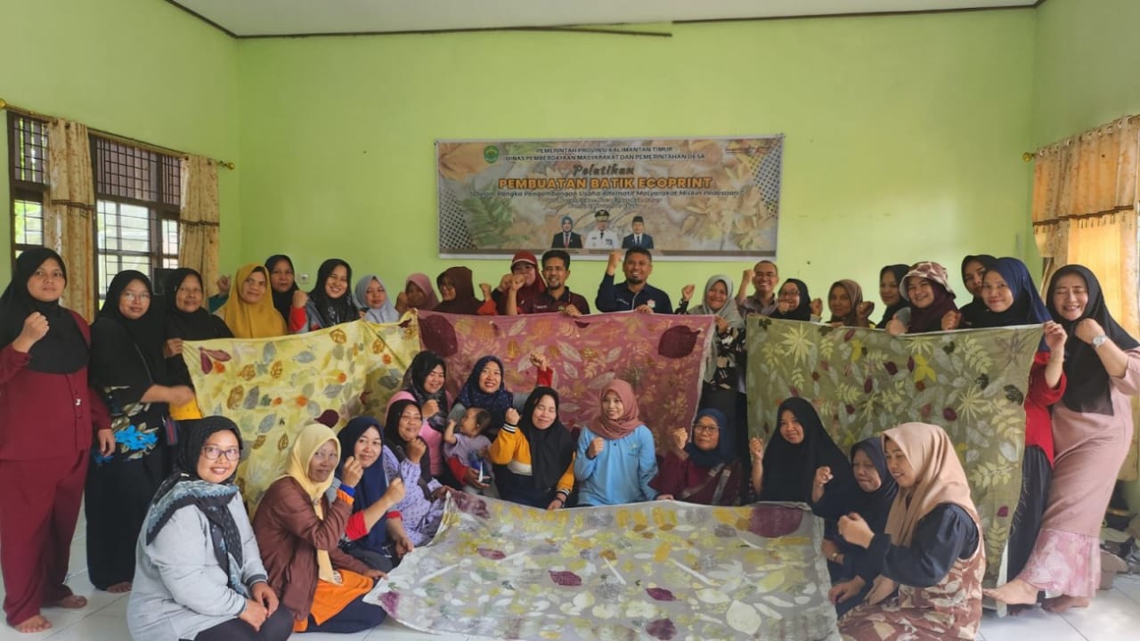 MENUNJANG PEREKONOMIAN: Pelatihan pembuatan kain di Kantor Persemaian Tahura Lati Petangis diikuti 60 peserta dari tiga desa di Kecamatan Batu Engau, Paser.