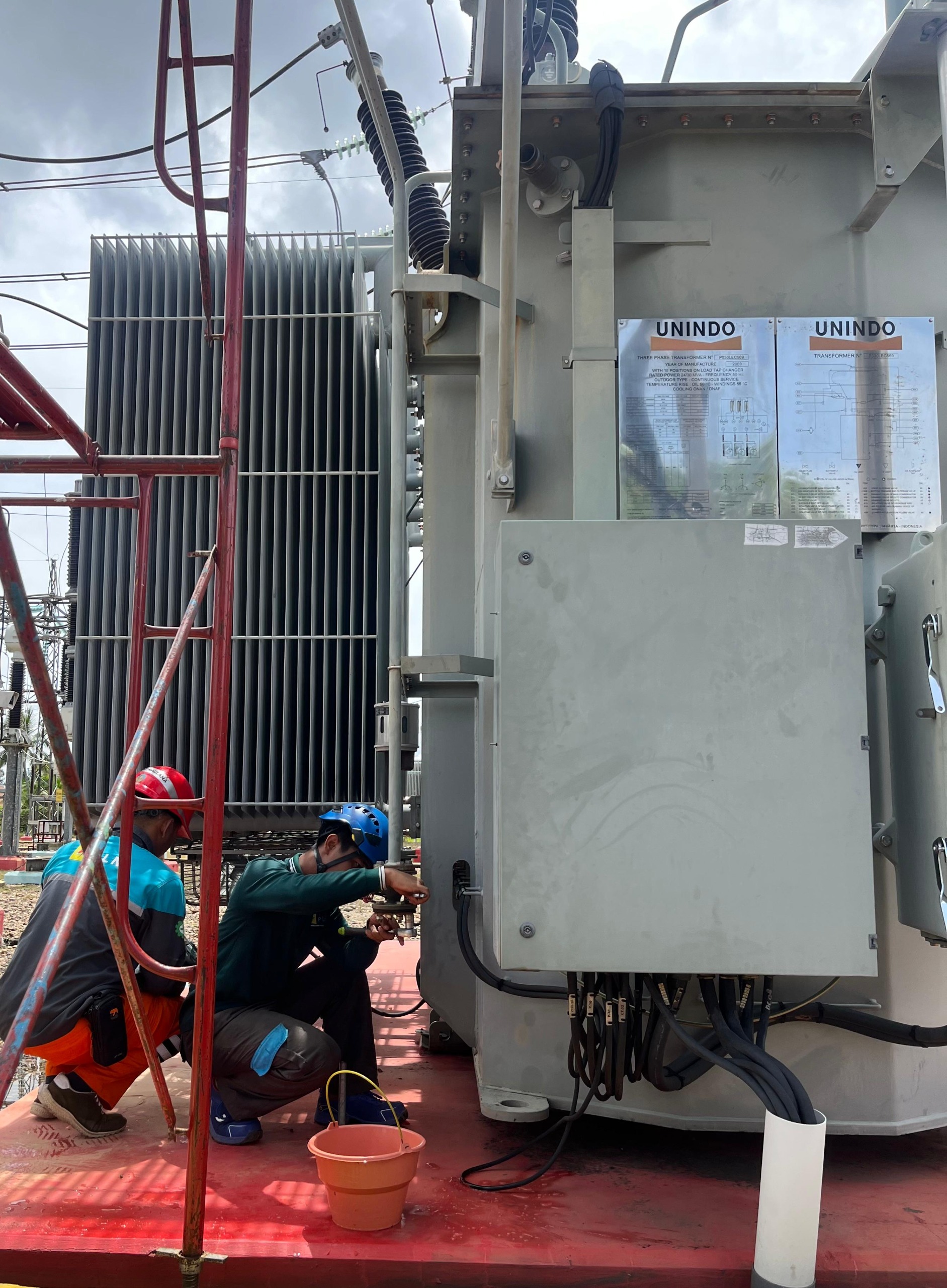 Para petugas PLN sedang melakukan pekerjaan penggantian minyak On Load Tap Changer (OLTC) pada Trafo-2 di Gardu Induk (GI) 150 kV Selat, Kabupaten Kapuas, Kalimantan Tengah.