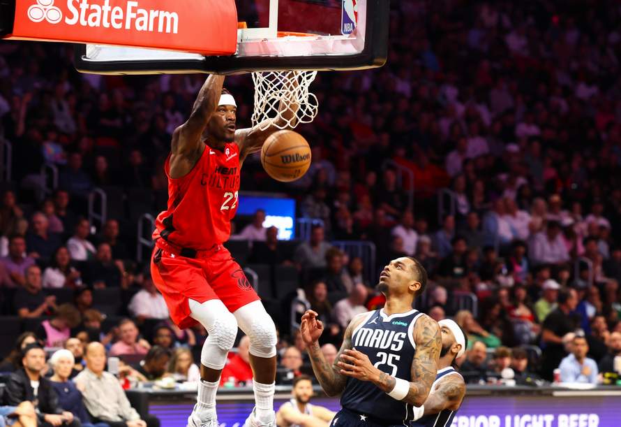 MOMEN KRUSIAL: Dunk Jimmy Butler tidak mampu diadang Dereck Lively saat laga tersisa 4,3 detik.