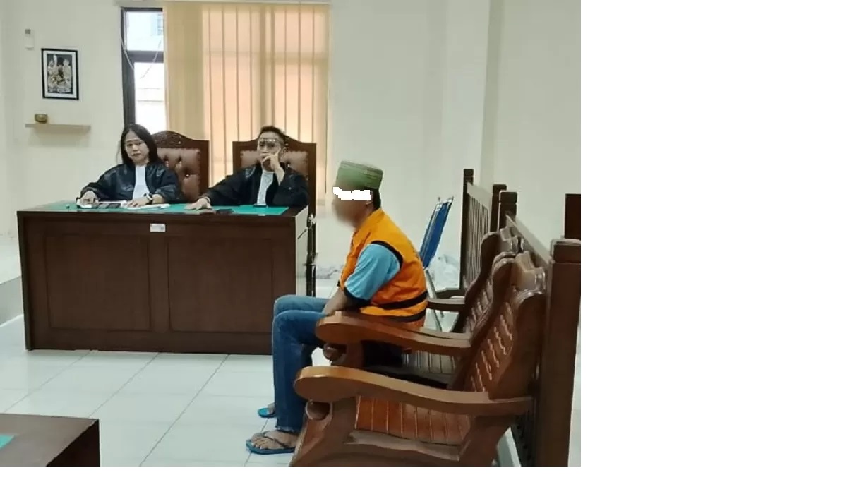 MENYESAL: Terdakwa DF menangis saat memberikan keterangan di pengadilan atas kasus pembunuhan yang menjeratnya. (MOESO/BALPOS)