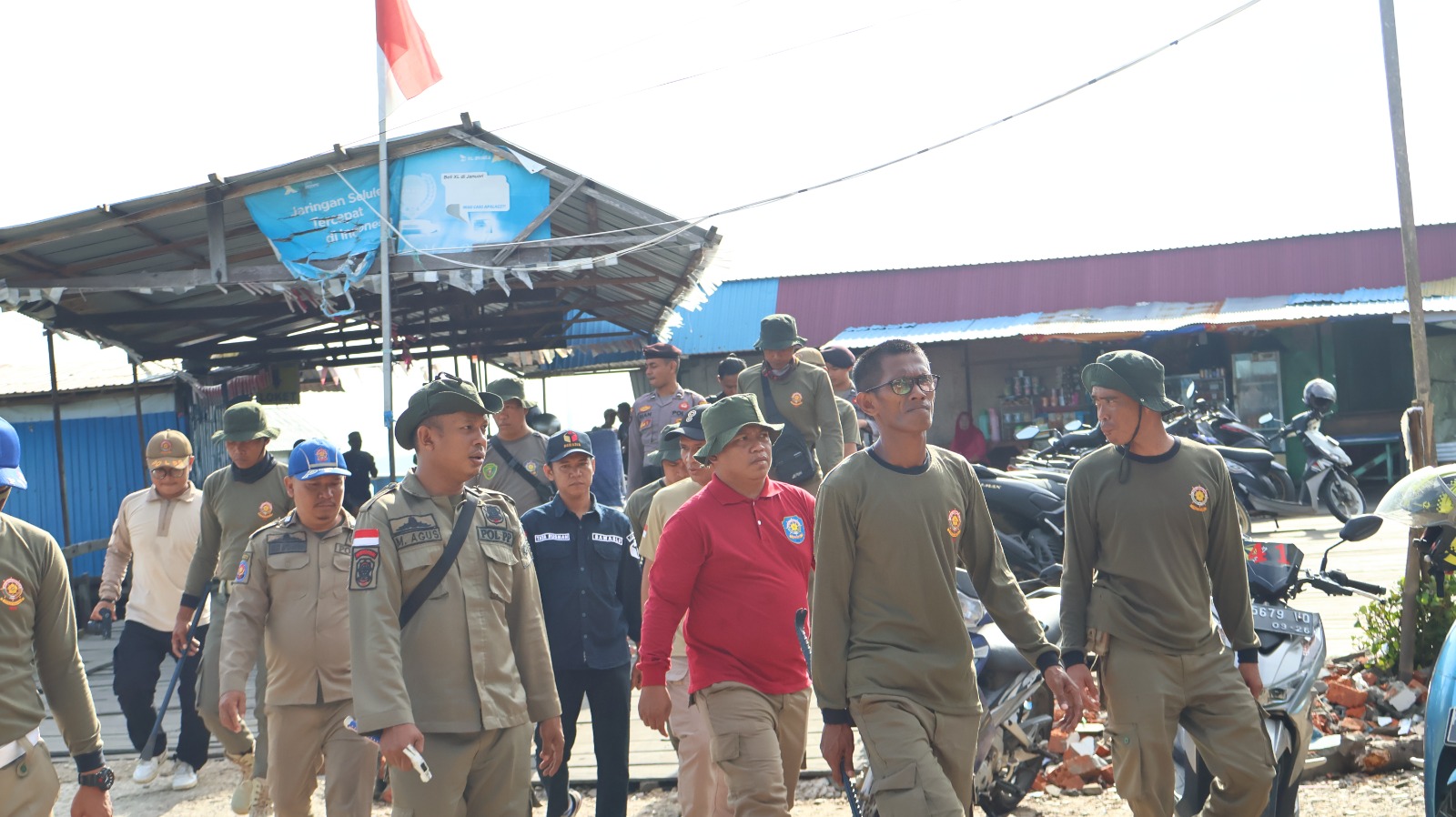 TERTIB: Personel gabungan saat melakukan penertiban alat peraga kampanye yang tersebar pada empat kecamatan di PPU. (ist)
