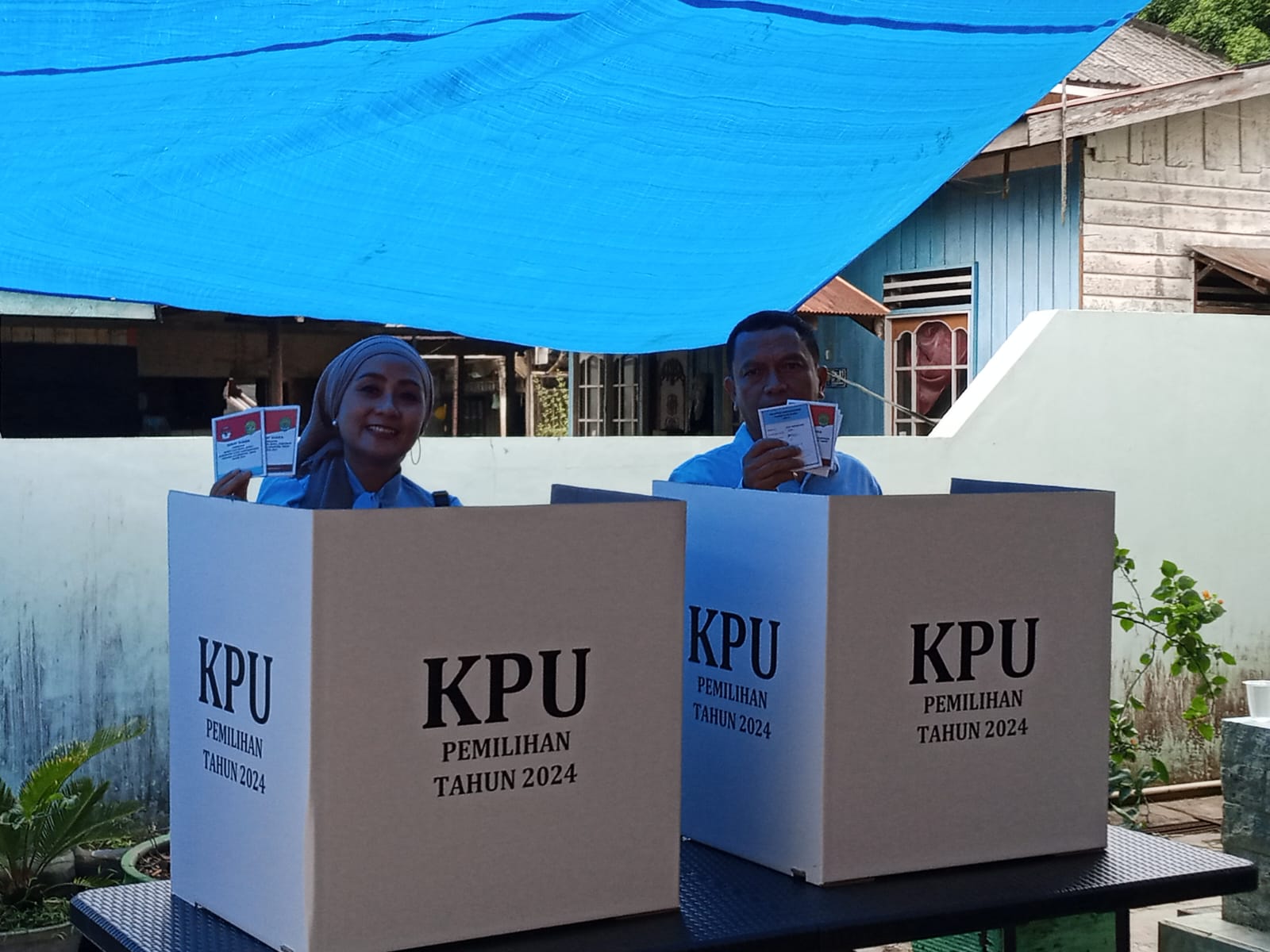 Calon Bupati Kukar nomor urut 03, Dendi Suryadi bersama sang istri Ira saat mencoblos di TPS 12 Kelurahan Melayu, Tenggarong (Elmo/Prokal.co)