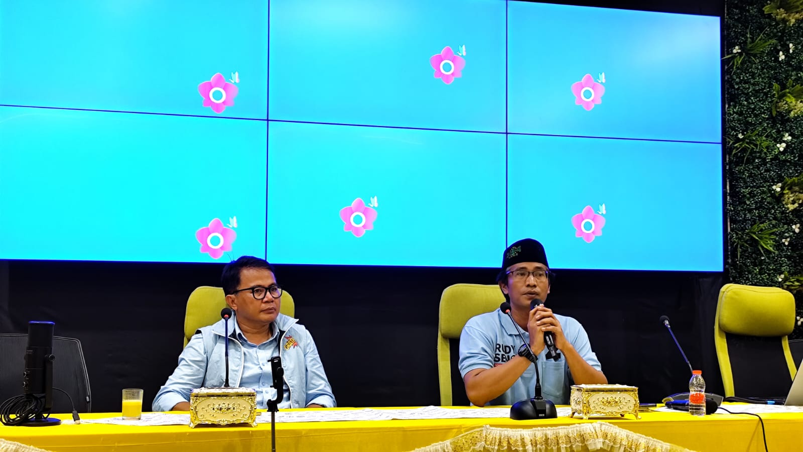 PAPARKAN : Tommy (kiri) dan Sudarno paparkan hasil hitung cepat internal atas keunggulan Paslon Rudy Mas