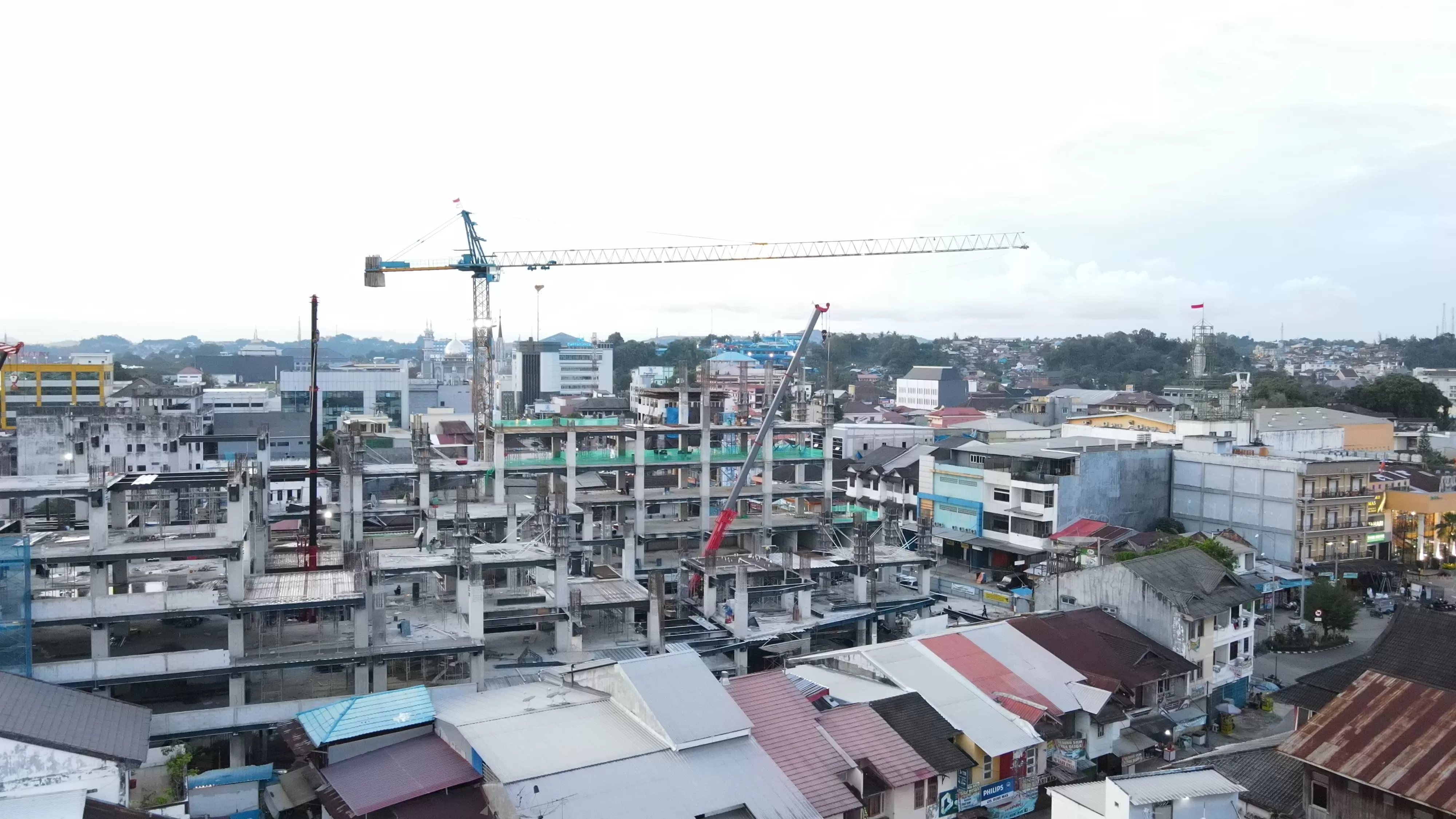 BANGUNAN BARU: Gedung baru pasar Pagi di Kecamatan Samarinda Kota terus diselesaikan kontraktor pembangunan, Selasa (26/11).