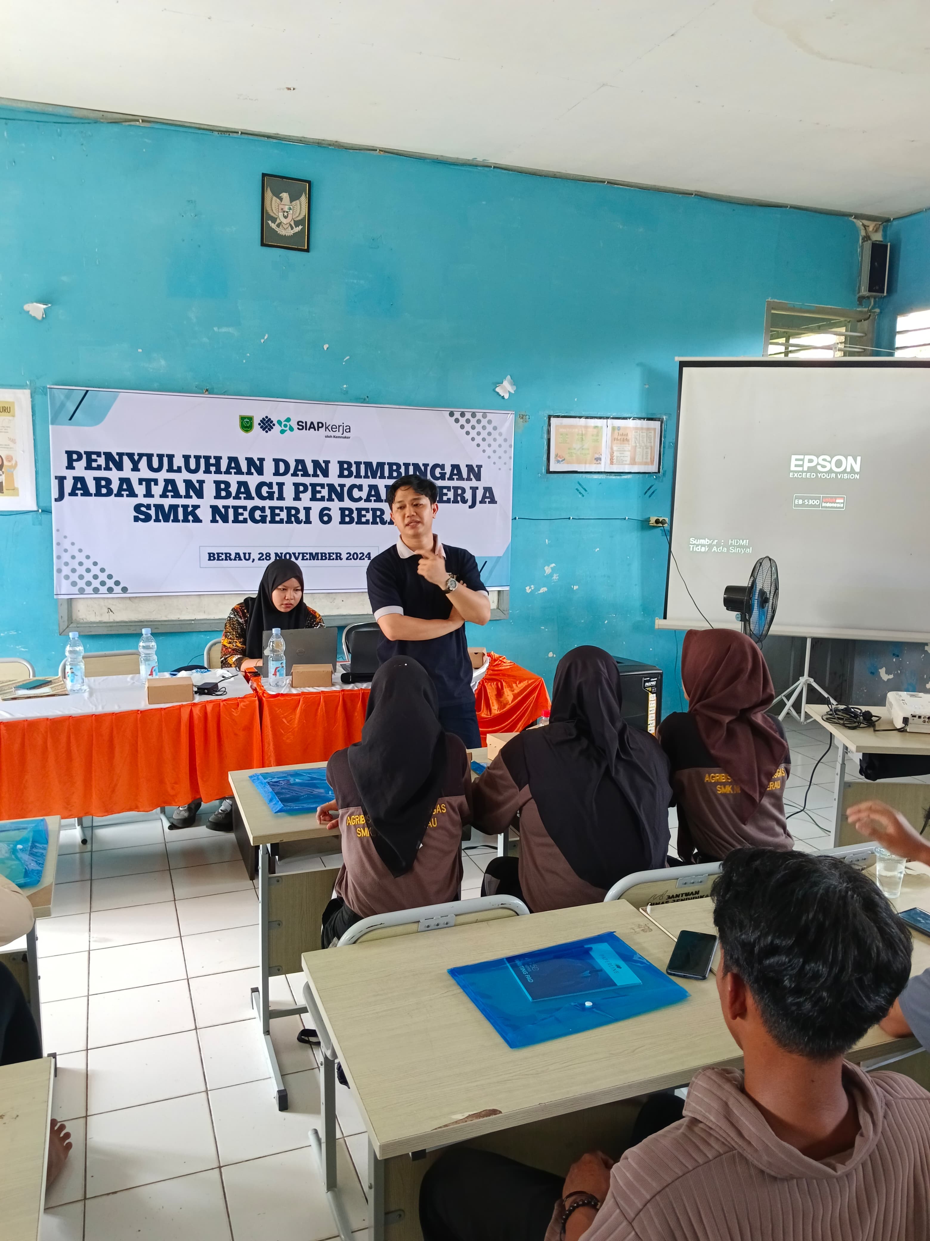 PENYULUHAN: Disnakertrans Berau memberikan penyuluhan bimbinan jabatan kepada pelajar dan alumni SMK di Kabupaten Berau.