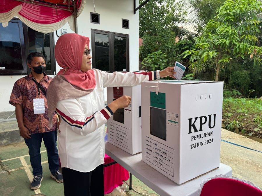 Sekda Sri Wahyuni menyalurkan hak pilih.