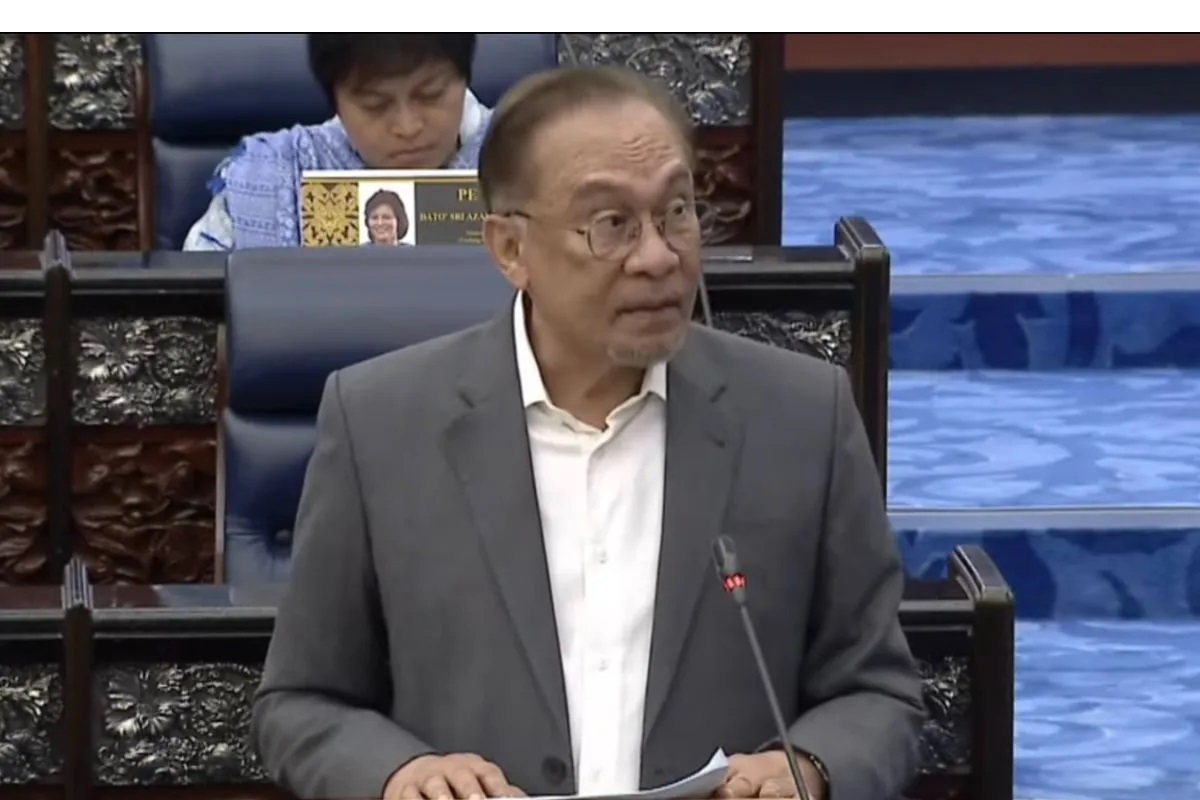 Perdana Menteri Malaysia Anwar Ibrahim berbicara pada sidang parlemen di Gedung Dewan Rakyat, Kuala Lumpur, Senin (4/11/2024). (ANTARA/VIrna P Setyorini)