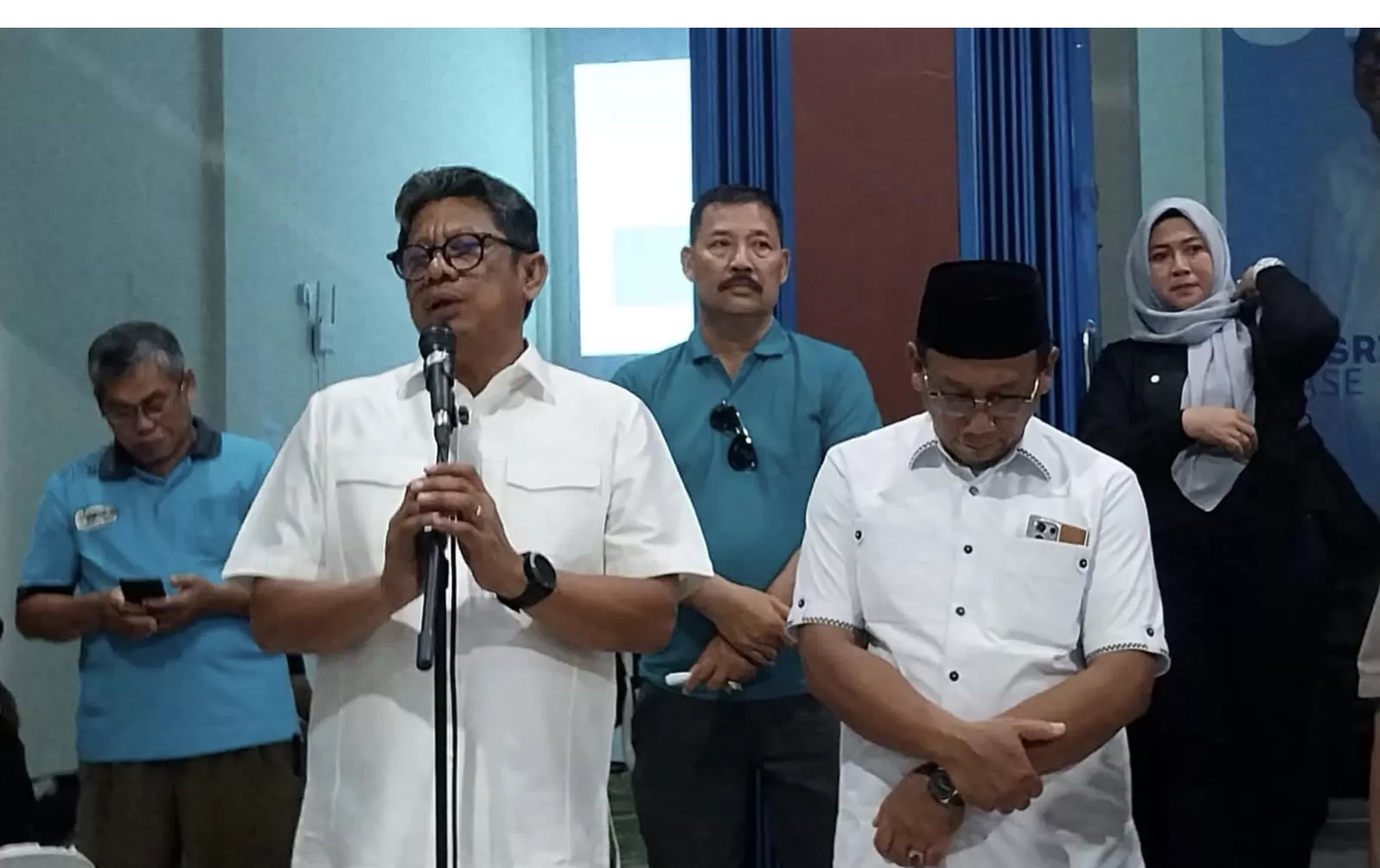 KEPALA TEGAK: Paslon nomor urut satu Basri Rase-Chusnul Dhihin memberikan semangat kepada relawannya meski kalah dalam kontestasi pilkada kali ini. FOTO: ADIEL KUNDHARA/KP