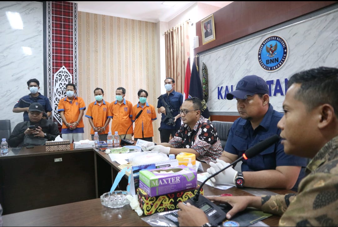 BNNP Kaltim berhasil membongkar modus baru penyelundupan narkotika melalui bandara yang dilakukan oleh AN (40) warga Sulawesi Selatan
