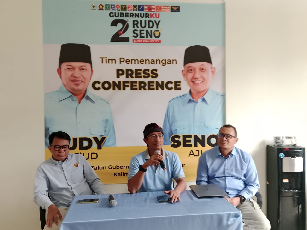 JUMPA PERS : Sudarno (tengah) menjelaskan hasil capaian real count Paslon 02 kepada awak media.