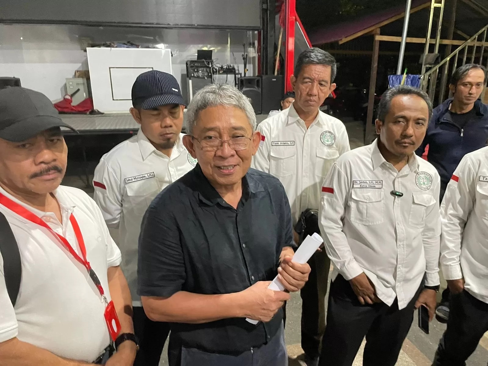 BERI KETERANGAN. Ketua Tim Pemenangan Isran-Hadi, Iswan Priady, memberikan keterangan kepada wartawan.